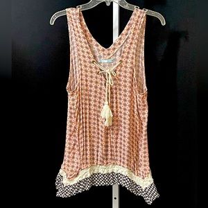 LG Adorable BOHO style top w sexy plunging V-neck, multi pattern, shark bite hem
